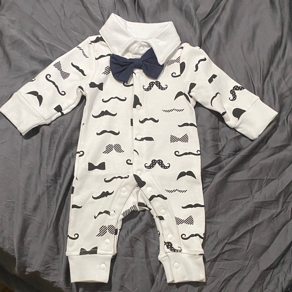 Charming Mustache Print Baby Footie - White and Black